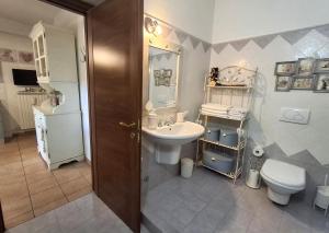 a bathroom with a sink and a toilet at Bilocale in strada Vestricciano Genna con giardino privato in Perugia
