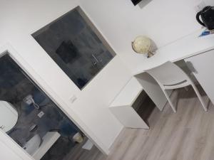 Albergo Labotte في فييستي: مكتب أبيض مع كرسي وشاشة كمبيوتر