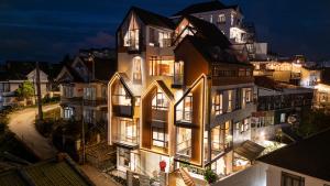 an apartment building with lights on at night at Meraki Villa Đà Lạt in Khu Chi Lăng