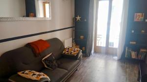 a living room with a couch and a window at Appartement city center forcalquier in Forcalquier