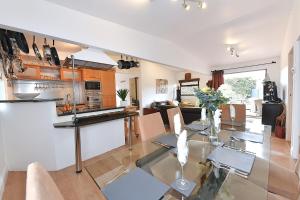 Kuchyň nebo kuchyňský kout v ubytování Gorgeous 3BD Cottage with Parking Nr Guildford