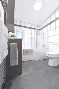 Koupelna v ubytování Gorgeous 3BD Cottage with Parking Nr Guildford