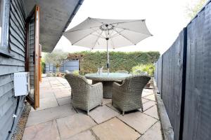 Patio nebo venkovní prostory v ubytování Gorgeous 3BD Cottage with Parking Nr Guildford