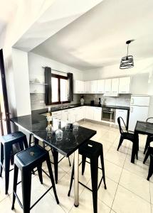 Kuchyň nebo kuchyňský kout v ubytování KIDONIA luxury villa