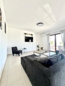 TV a/nebo společenská místnost v ubytování KIDONIA luxury villa