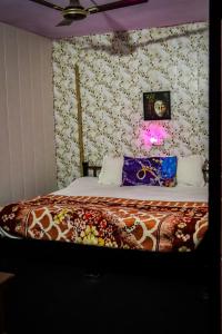 Postel nebo postele na pokoji v ubytování Yog anna cafe n hostel