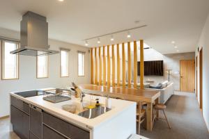 Η κουζίνα ή μικρή κουζίνα στο みさなぎ +25 φωτογραφίες