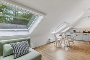 a living room with a couch and a table with chairs at Dachgeschoss Traum Wohnung Ronsdorf 3 Zimmer in Wuppertal