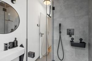 a bathroom with a shower with a sink and a mirror at Dachgeschoss Traum Wohnung Ronsdorf 3 Zimmer in Wuppertal