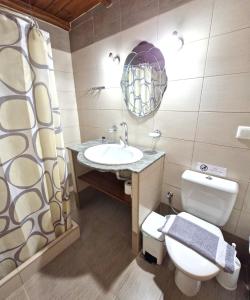 un bagno con lavandino, WC e specchio di Anna Maria Studios ad Agios Nikolaos Altre 45 foto