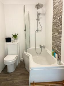 Koupelna v ubytování Spacious 2BD Flat with Stunning Views Folkestone