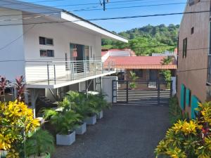 a house with a balcony and plants at Cabinas Maritza in Quebrada Ganado