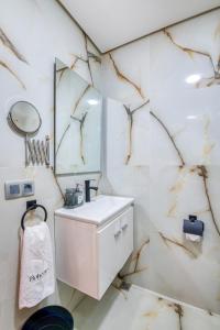 Koupelna v ubytování NEW Gueliz Plaza View Apartment + 22 fotografií