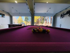 格罗夫兰Downtown-Pool,Firepit,Trees, WFH-No gate fee like PML的一张摆满球的紫色大台球桌