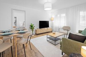 TV a/nebo společenská místnost v ubytování STAYY Rigi Suites - Self-check-in Premium Apartments - 20min to Lucern - 7min Walk to Lake - Public Transport - Washer Dryer
