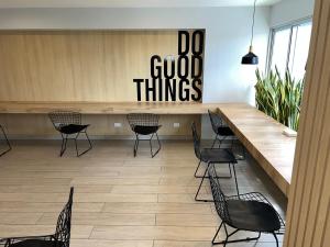 restauracja z krzesłami i ladą z napisem „rób dobre rzeczy” w obiekcie Departamento cálido y moderno w mieście Lima +26 zdjęć