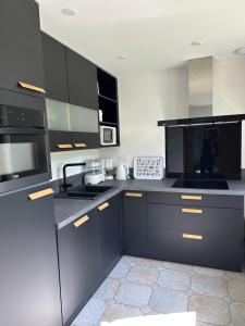 Kuchyň nebo kuchyňský kout v ubytování Gîte de Solama avec SPA