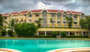 un gran edificio con una piscina frente a él en The Gateway Hotel Ambad, en Nashik