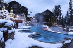 Bazén v ubytování Le Ürban- Chalet avec Terrasse Spa BBQ vue Montagnes-près de Tremblant- nouveau nebo v jeho okolí