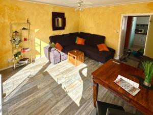 a living room with a couch and a table at Moritzberg-Lodge mit Garage in Hildesheim