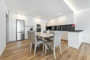 a kitchen and dining room with a table and chairs at Casa do Horizonte in Vieira do Minho