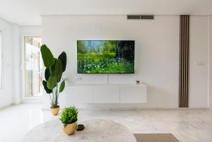 TV a/nebo společenská místnost v ubytování Luxe appartement met jacuzzi, uitzicht & zwembaden