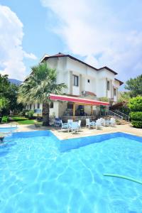 une grande piscine devant une maison dans l'établissement Margaritaotel, à Kumluca