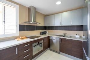 Kuchyň nebo kuchyňský kout v ubytování Luxe appartement met jacuzzi, uitzicht & zwembaden + 36 fotografií