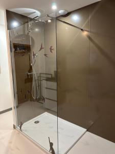 Koupelna v ubytování Gîte de Solama avec SPA + 33 fotografií