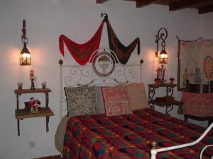 a bedroom with a bed with a red and blue comforter at Heaven House in Sesimbra