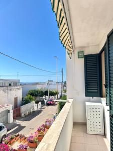 een balkon van een gebouw met uitzicht op een straat bij Holiday salento in Leuca
