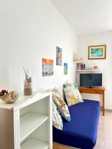 een woonkamer met een blauwe bank en een tafel bij Holiday salento in Leuca +6 foto's