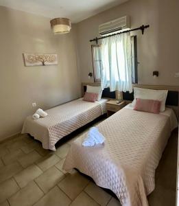 Postel nebo postele na pokoji v ubytování Eleana apartments and studios