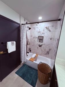 格罗夫兰Downtown-Pool,Firepit,Trees, WFH-No gate fee like PML的带浴缸和篮子的浴室