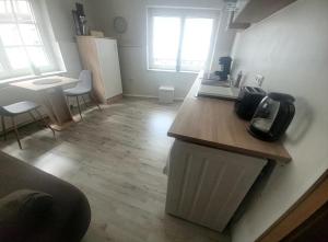 a room with a kitchen with a counter and a table at Moderne Ferienwohnung in der Altstadt in Eschwege