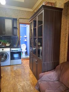 un grande mobiletto di legno in una cucina con bagno di apartment on leonidze 18 a Tbilisi City