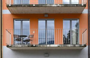 Ein Balkon oder eine Terrasse in der Unterkunft Sunny Suite with lake view