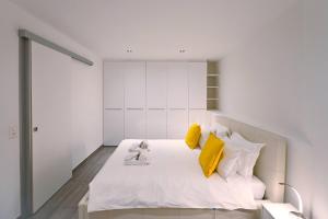 Ein Bett oder Betten in einem Zimmer der Unterkunft Sunny Suite with lake view