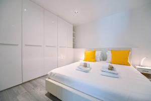 Ein Bett oder Betten in einem Zimmer der Unterkunft Sunny Suite with lake view