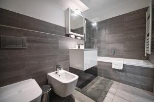 Ein Badezimmer in der Unterkunft Sunny Suite with lake view
