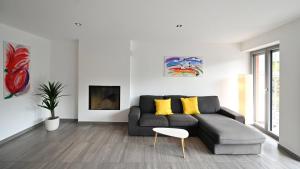 Ein Sitzbereich in der Unterkunft Sunny Suite with lake view