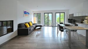 Küche/Küchenzeile in der Unterkunft Sunny Suite with lake view