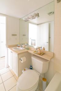 Ένα μπάνιο στο Lakeview Luxury Suites - Excellent Location - Complementary Parking +35 φωτογραφίες