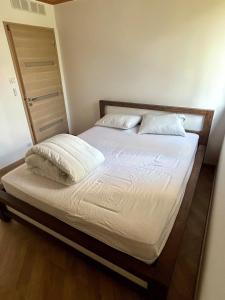 Ένα ή περισσότερα κρεβάτια σε δωμάτιο στο T3 appart 50 metres des pistes +18 φωτογραφίες