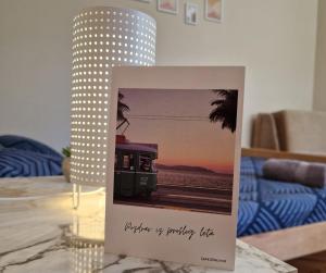 弗尔尼亚奇卡矿泉镇Apartmani Central Vrnjačka Banja Šetalište的桌子上有一张画着火车的卡片