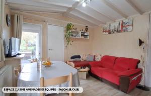 Μια τηλεόραση ή/και κέντρο ψυχαγωγίας στο Le Chalet des Couleurs 3 Chambres au cœur du Domaine du Pré
