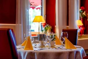 a table with wine glasses and napkins on it at Usedomer Blick in Ueckermünde