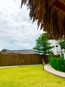 a yard with a fence and a tree at Chaleville Barrinha in Barrinha