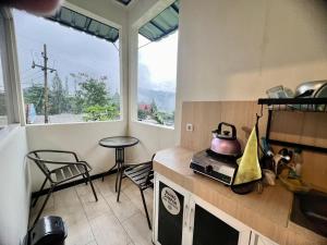 a kitchen with a table and a pot on the counter at de Pipo Bromo in Sukapura