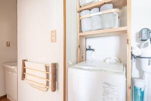 baño con lavadora y secadora en una habitación en Komachi two-story house where you can stay as if local, en Wada 81 fotos más